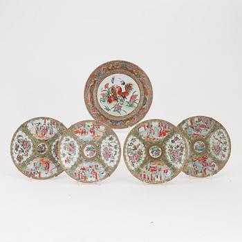 Tallrikar, 5 stycken (4+1), porslin, Kina, Kanton, 1800-talets mitt.