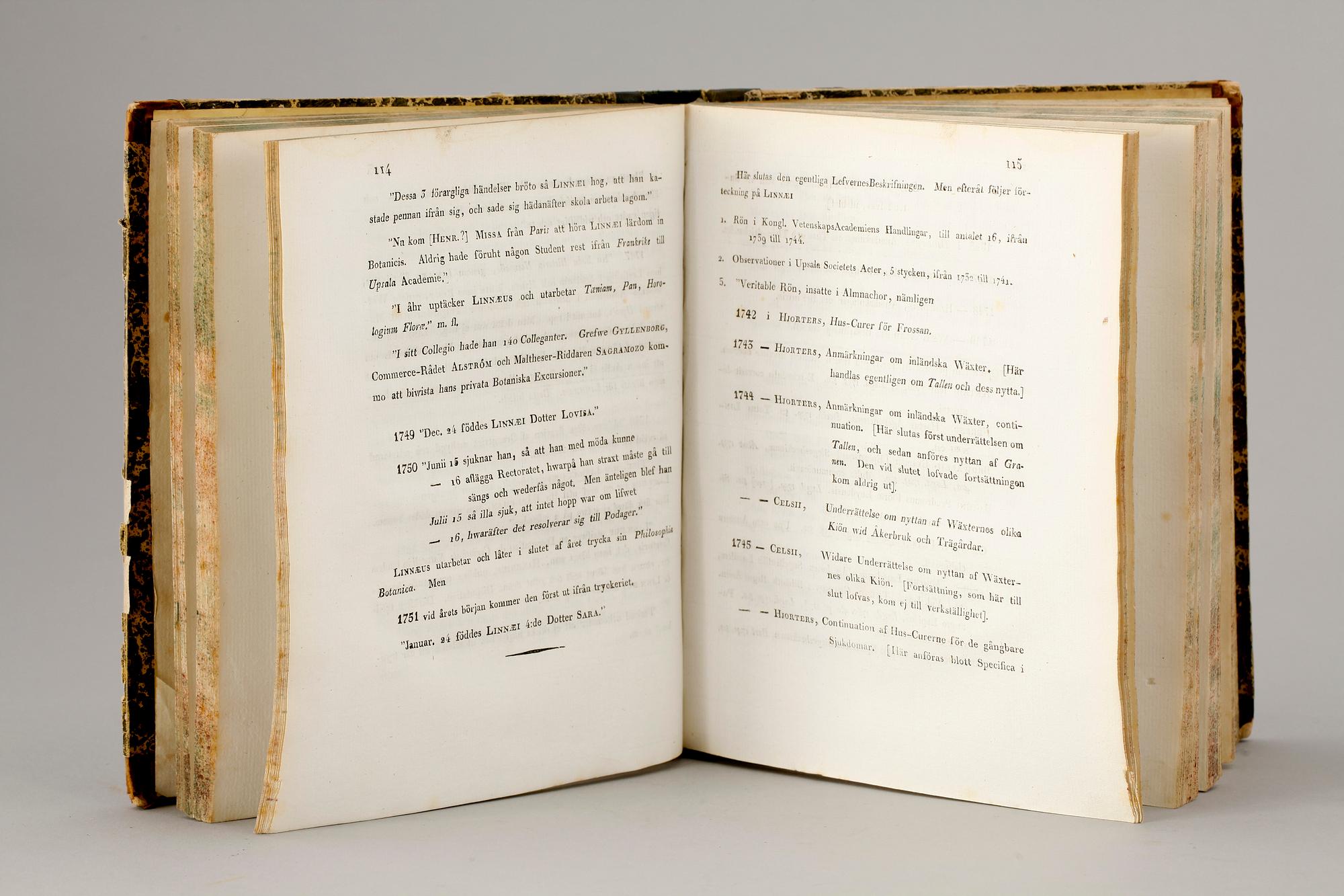 BÖCKER, 2 st, "Egenhändiga anteckningar af Carl Linnaeus..." resp "Den första biografien öfver Linné", 1823 resp 1920.