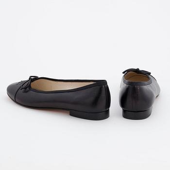 CHANEL, a pair of black leather ballet flats. Size 37.