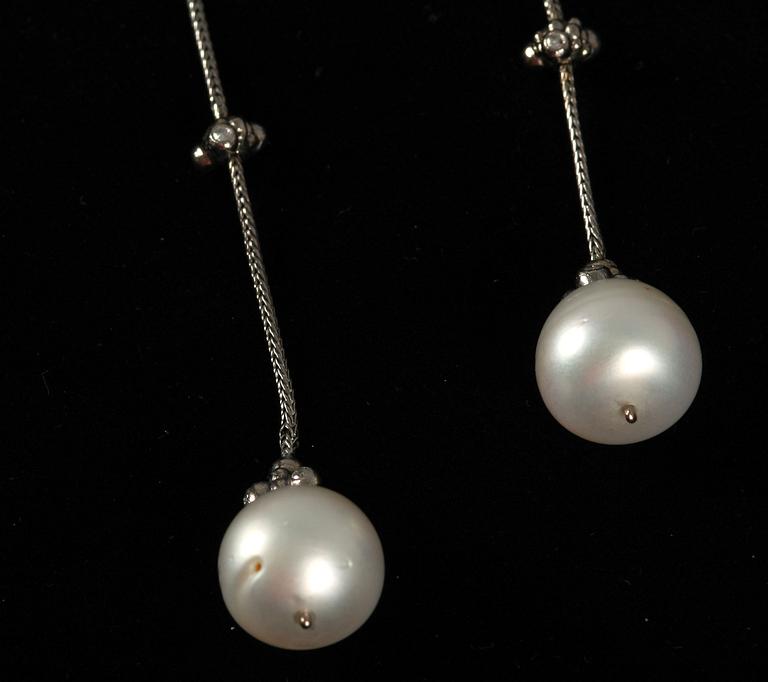 HALSBAND, 14 k vitt guld, briljanter och pärlor.