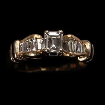 RING, 14k guld med baguettslipade diamanter tot ca 1 ct. Vikt 3,7 g.