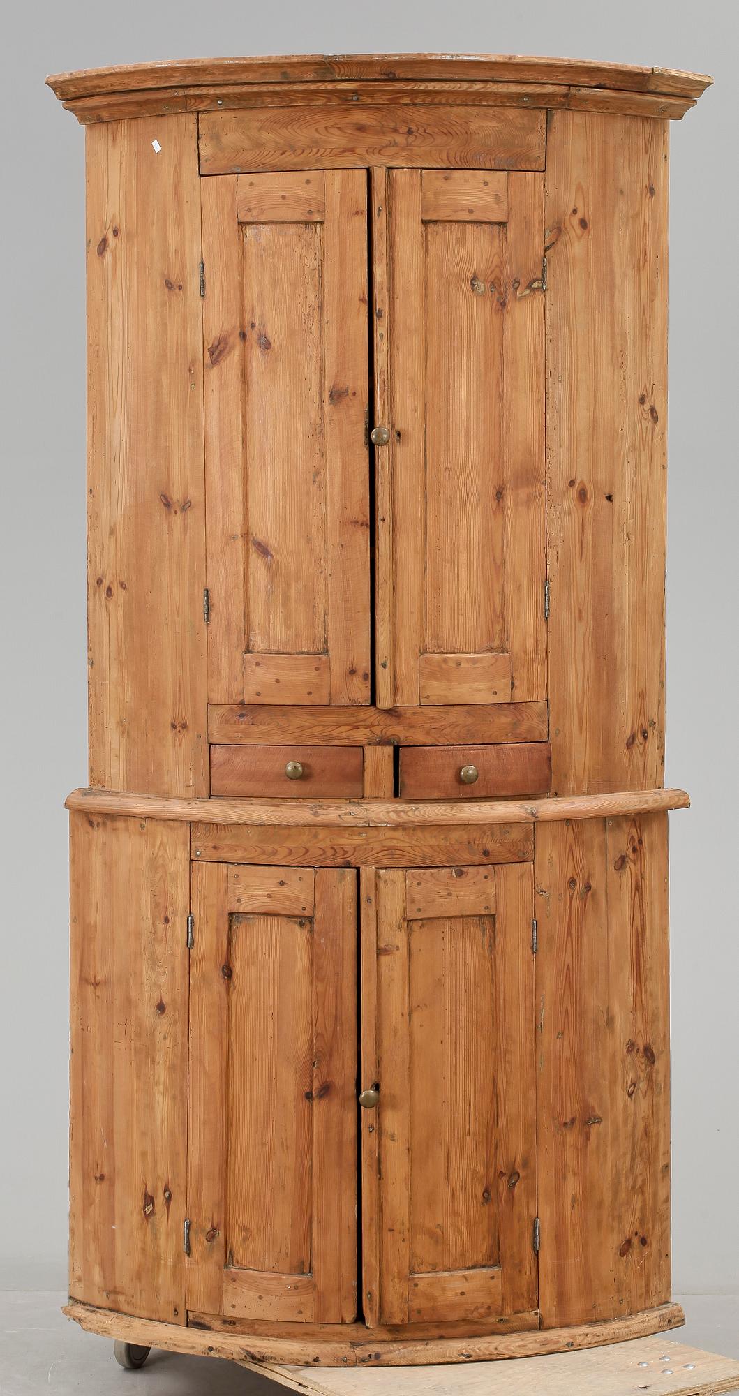 HÖRNSKÅP, allmoge, 1800-talets första hälft.