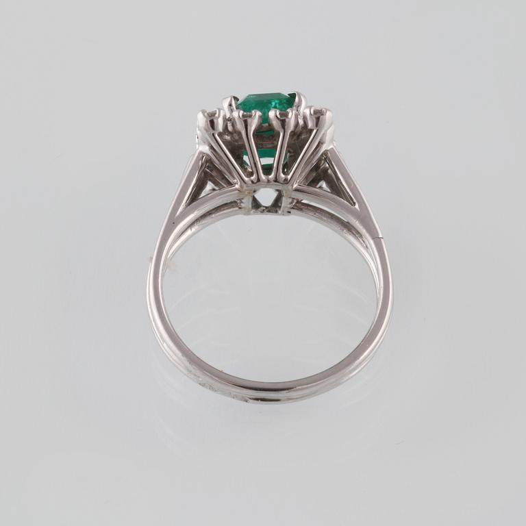 RING, 18K vitguld med smaragdslipad smaragd ca 1.30 ct och briljantslipade diamanter ca 0.50 ct. Vikt 5,5 gram.
