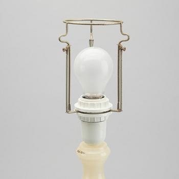 BORDSLAMPA, alabaster. 1900-talets andra hälft.