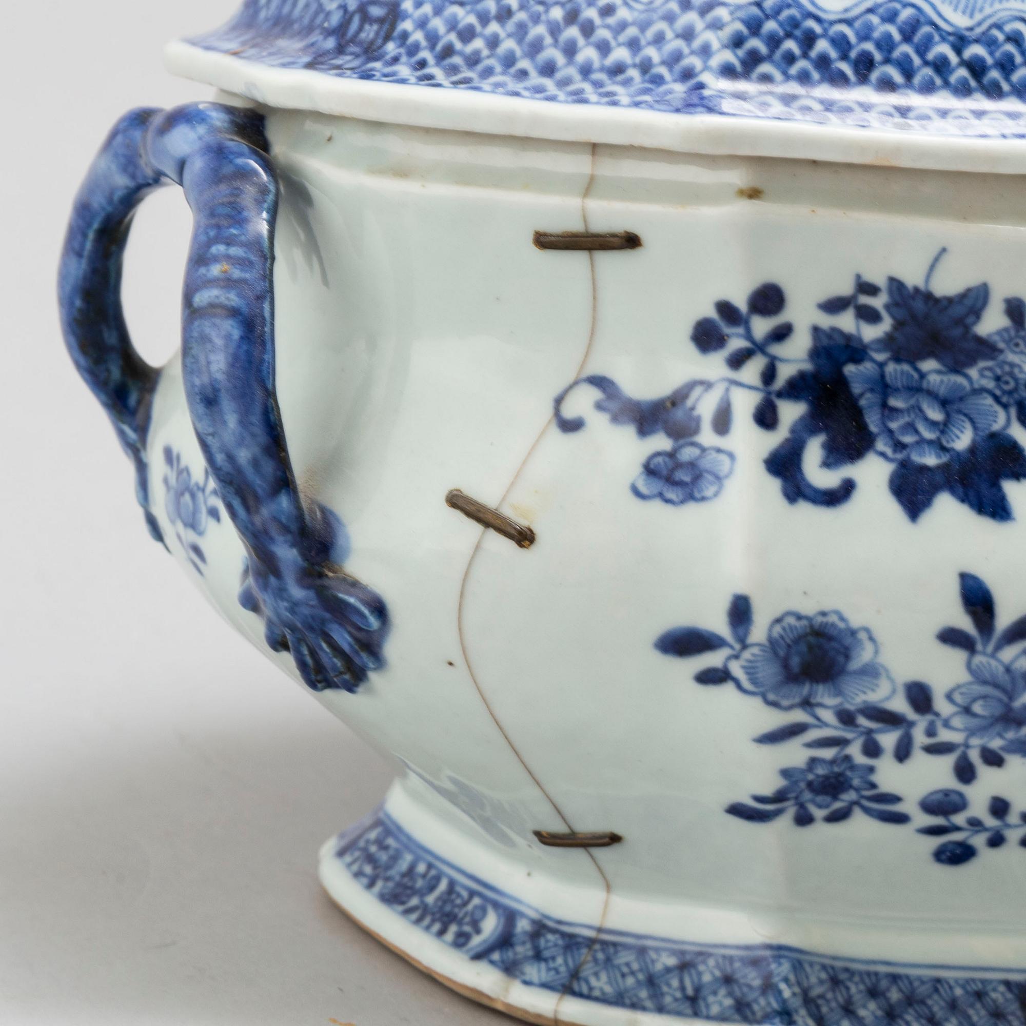 A large blue and white export porcelain tureen with cover, Qing dynasty, Qianlong (1736-95).