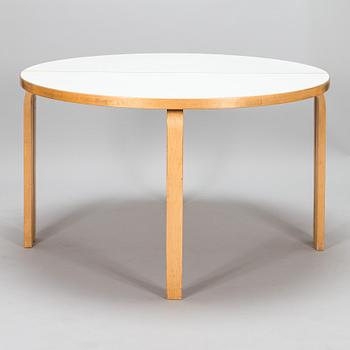 Alvar Aalto, pöytiä, 2 kpl, malli 95, Artek, 1970-luvun alku.