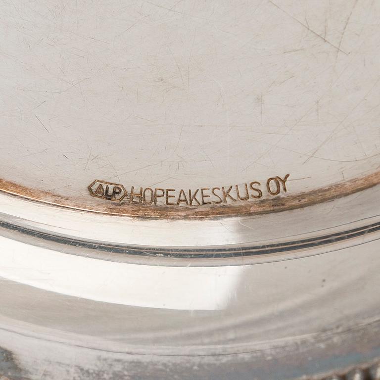 Lasinalusia, 18 kpl, cocktaillusikoita, 7 kpl, hopea, ja pullonalusia 3 kpl, alpakka, suomalaiset valmistajat, 1930-luku.