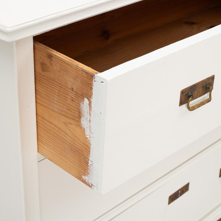 Chest of drawers, early 20th century.