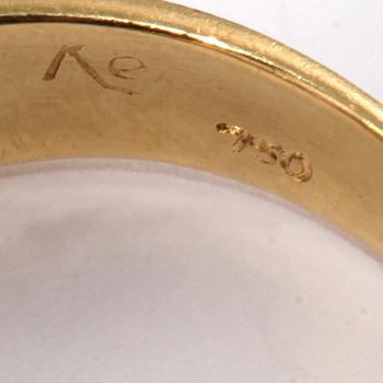 RING, 18k guld med blå safirer, 1.65 ct samt briljantslipade diamanter, 0.93 ct. Vikt 5 g.