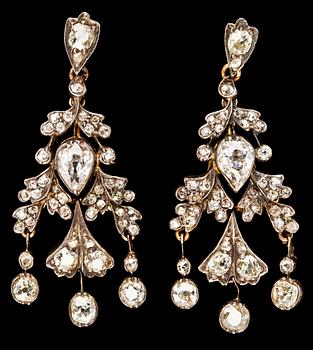1064. HÄNGEN, 2 st, antik- och rosenslipade diamanter, tot. ca 2.50 ct. 1800-tal.