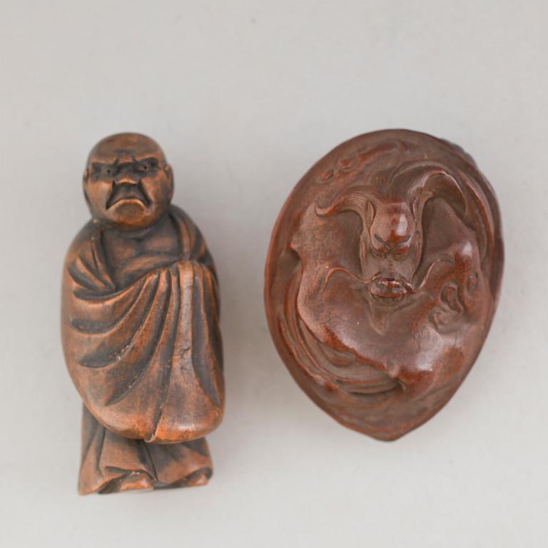 NETSUKE, 2 st, trä, Japan, sent 1800-tal.