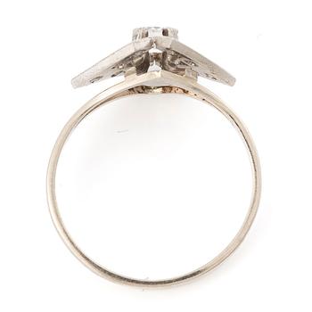 18K white gold ring set with brilliant-cut and single-cut diamonds, A. Koru 1981.