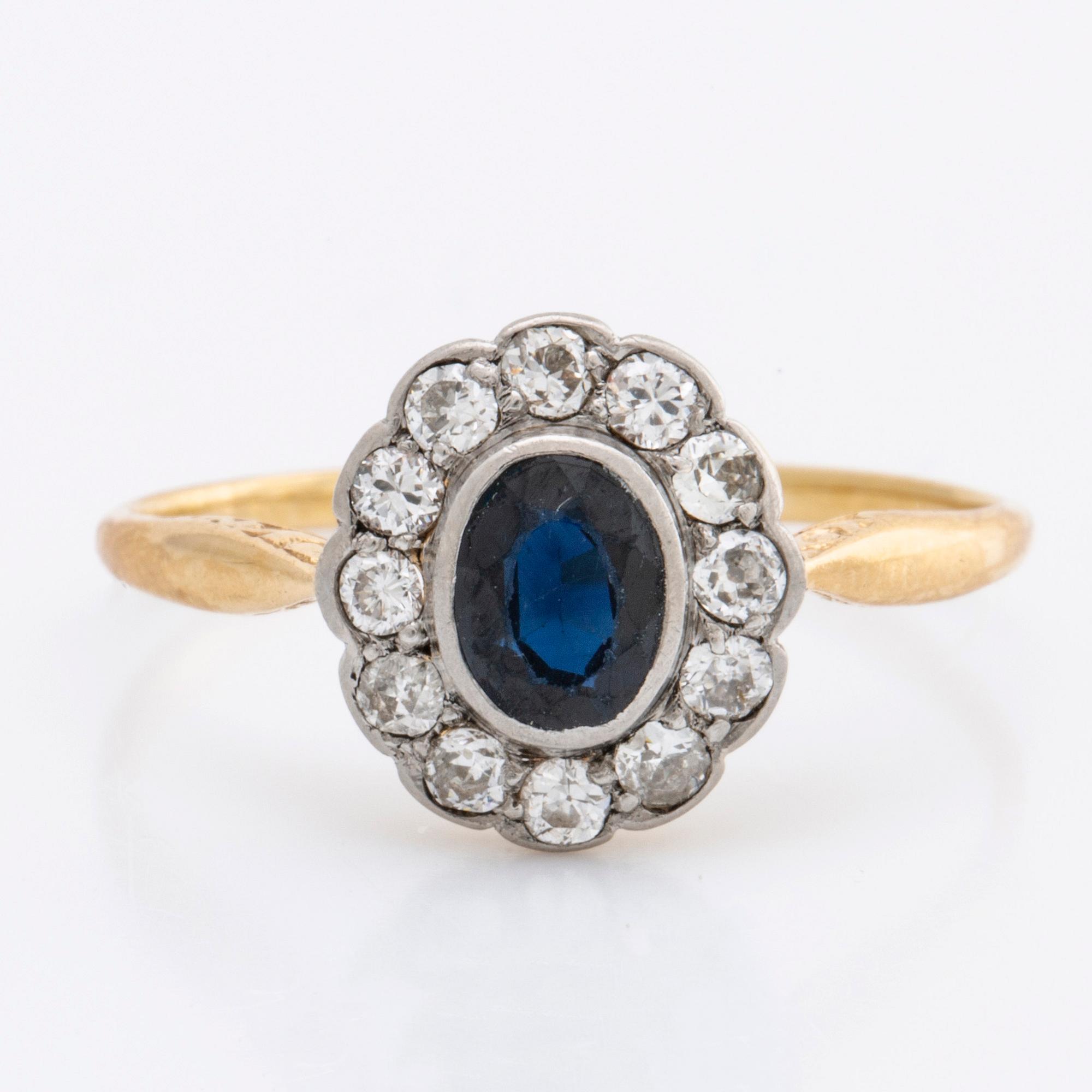 RING 18K gold w 1 sapphire approx 5 x 3 mm and old-cut diamonds approx 0,35 ct in total.