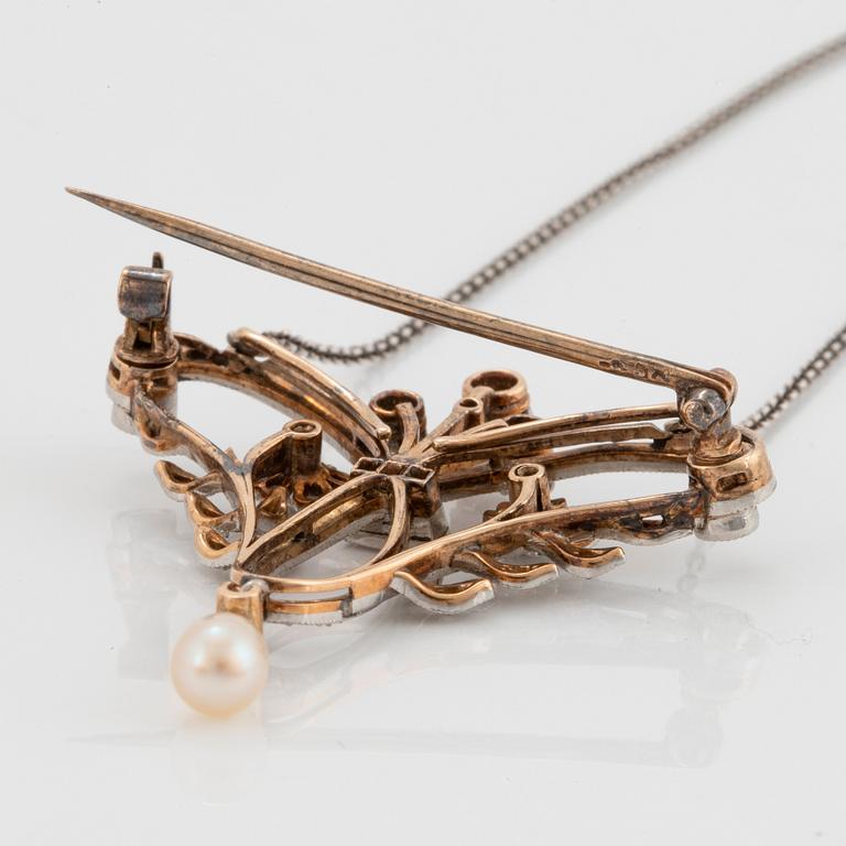 A pendant/brooch in 14K gold and platinum set with old- and rose-cut diamonds and a pearl.