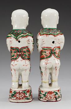 FIGURINER, ett par, porslin. Qing dynastin, Kangxi (1662-1722).