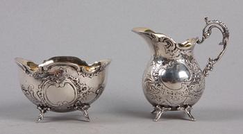 GRÄDDKANNA samt SOCKERSKÅL, silver, rokokostil, GEWE, Malmö, 1956 resp importstämplar. Ca 150 g.