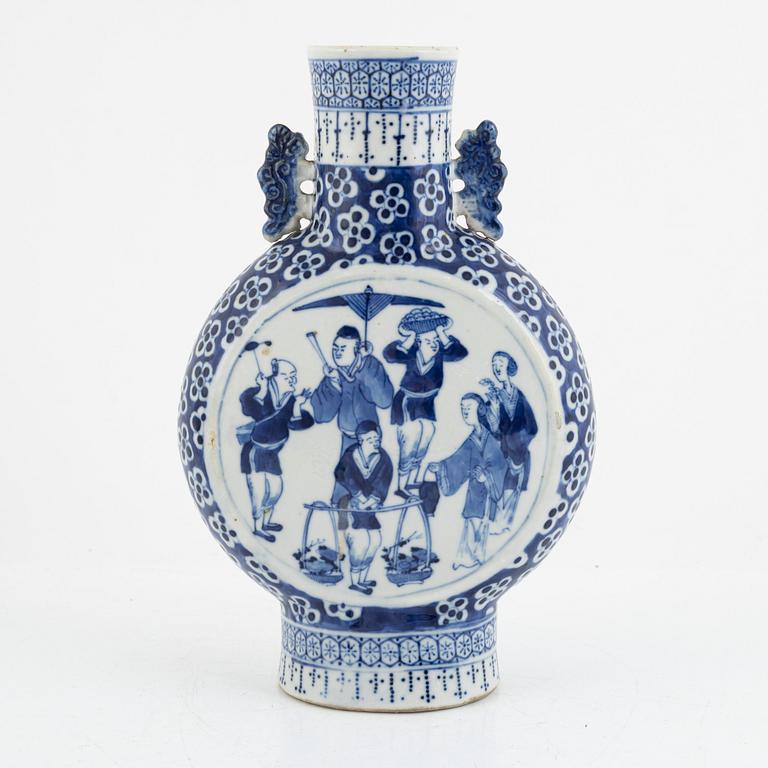 A Chinese blue and white porcelain moonflask, Qing dynasty, 19th century.