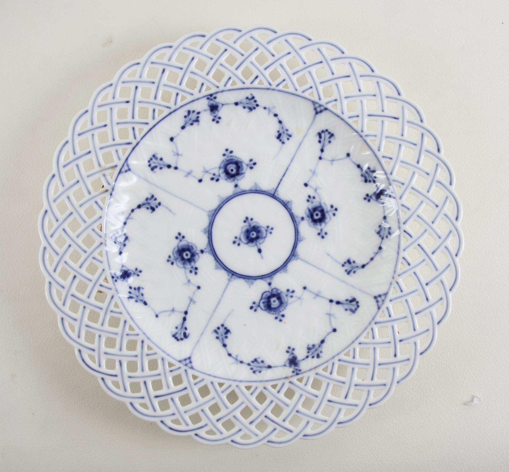 SERVISDELAR, ca 40 delar, porslin. "Musselmalet" Royal Copenhagen.