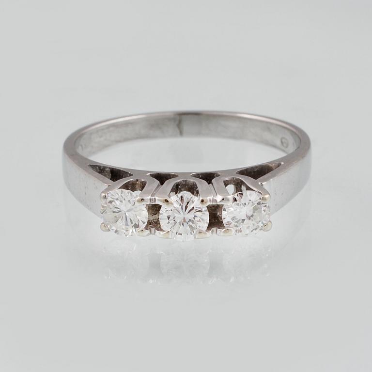 RING, 18K vitguld med 3 briljantslipade diamanter ca 0.45 ct, importstämplad. Vikt 3,2 gram.