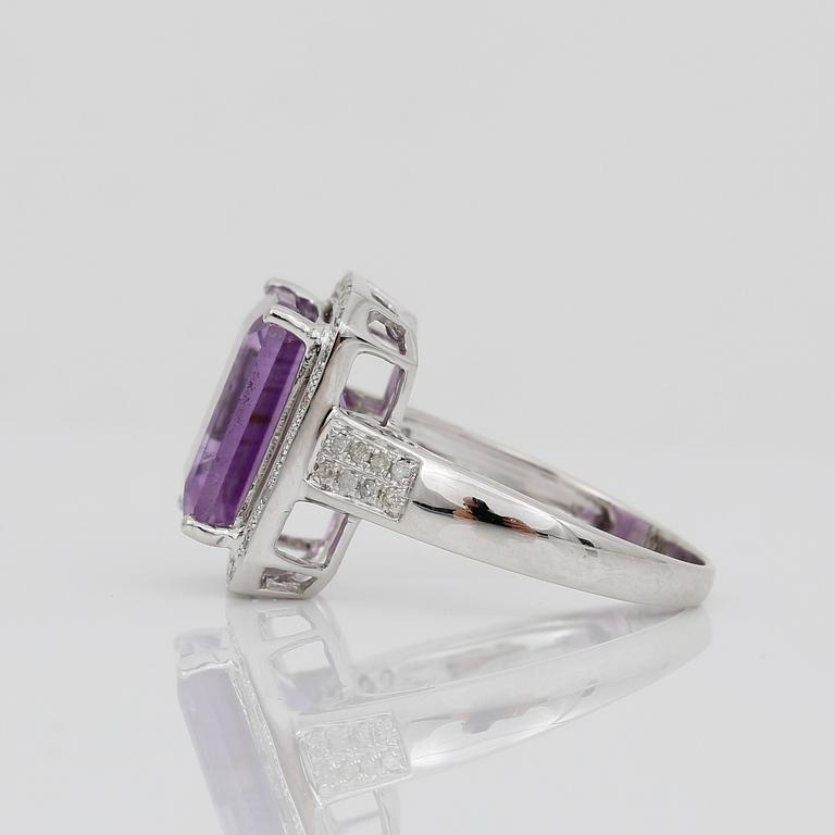 RING, 14K, vitguld med smaragdslipad ametist, ca 5,19 ct, och små åttkantslipade diamanter 0,26 ct. Vikt ca 5,22 g.