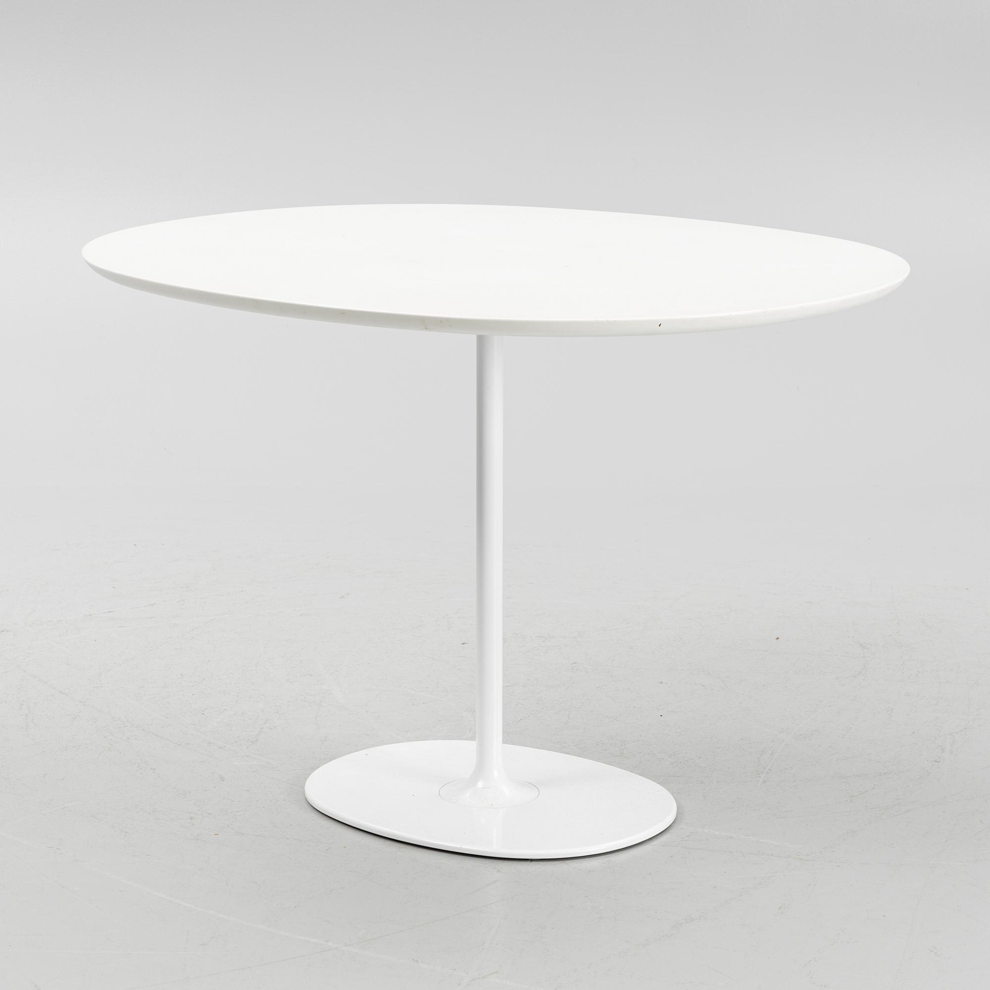 A "Dizzie" table and four "Catifa 46" chairs from Arper.