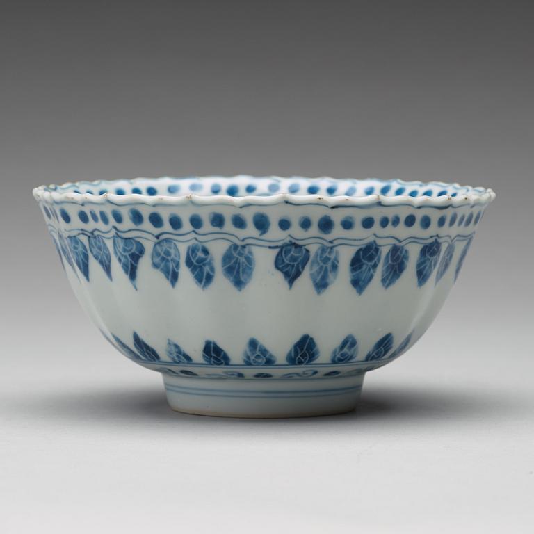 A blue and white bowl, 17th Century.