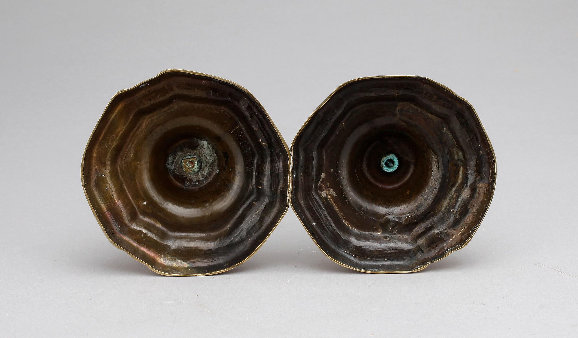 LJUSSTAKAR, ett par. brons, Louis XV, 1700-tal.