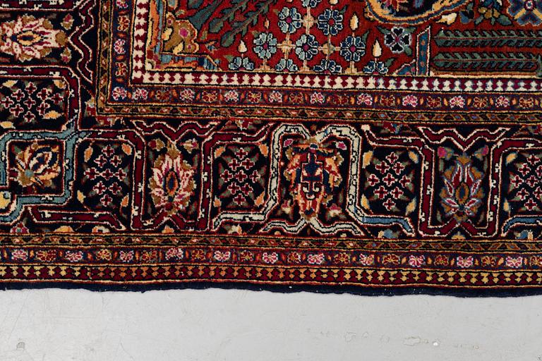 A rug, semi-antique Kashan, ca 216,5 x 140 cm.