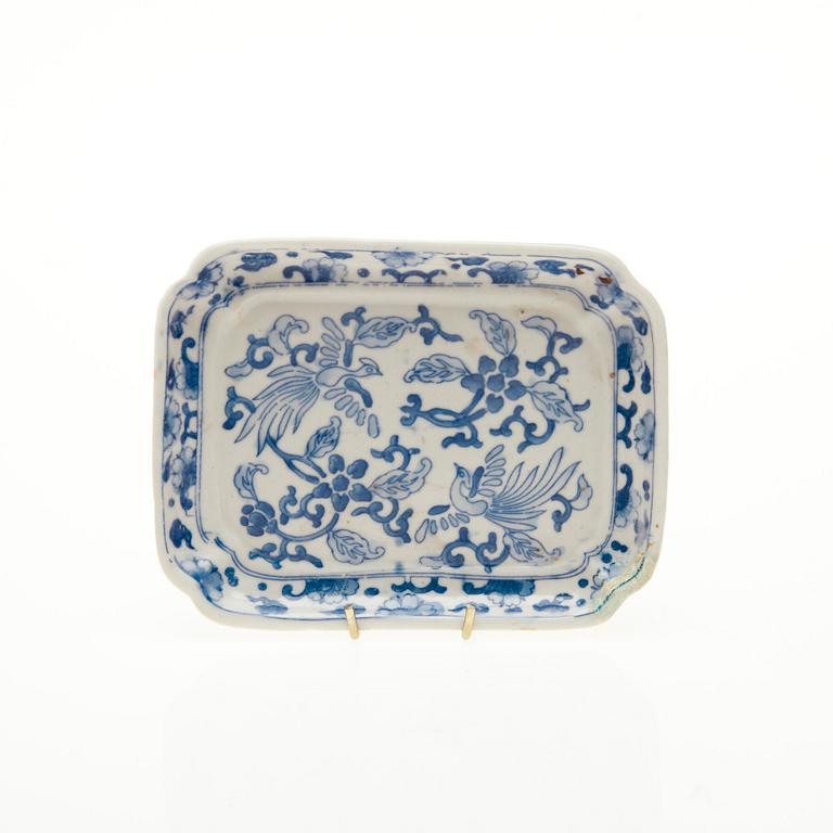 VATI, posliinia, Ming-tyyli, Kiina 1800-luku ja MALJOJA, 2 kpl, posliinia Kiina 1800-luku.