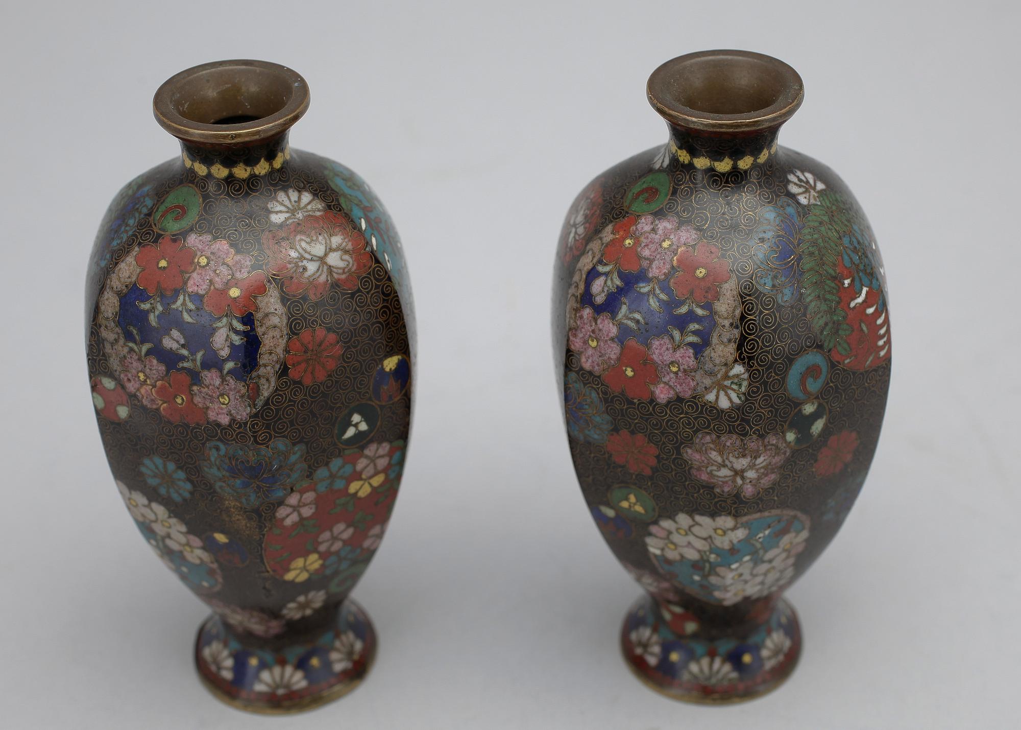 VASER, ett par, cloisonné, Kina, 1900-talets början.