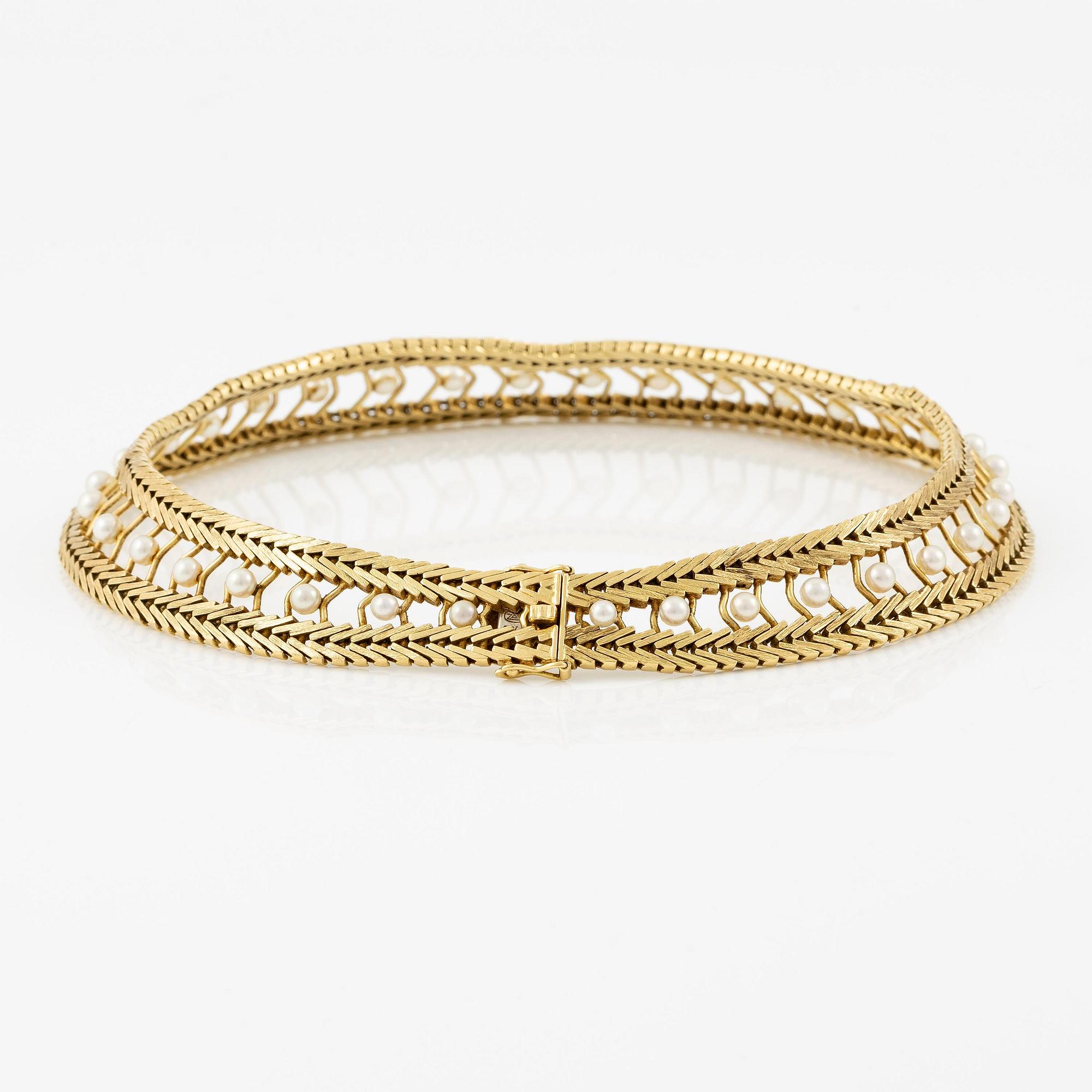 A Gübelin necklace in 18K gold set with cultured pearls.