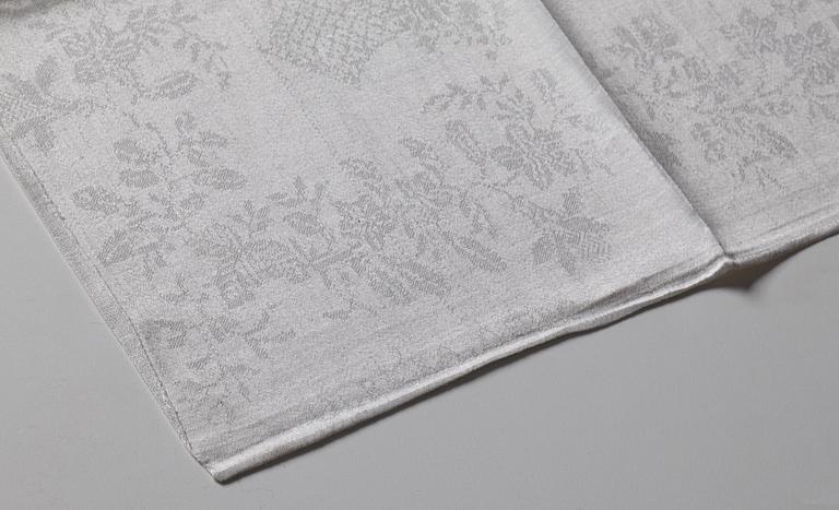 A TABLE CLOTH AND NAPKINS, 24 pieces, linen damask, the table cloth is dated 1827, ca 560-567 x 207,5 cm, Sweden 1827.