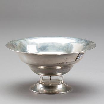 SKÅL PÅ FOT, silver, C G Hallberg, Stockholm 1926, med KSSS emblem. Vikt c:a 300 g.