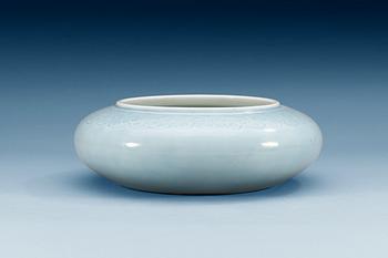 A claire de lune glazed censer, late Qing dynasty (1644-1912) with Qianlong´s seal mark.