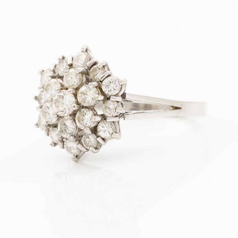 Ring 18K white gold set with brilliant-cut diamonds.