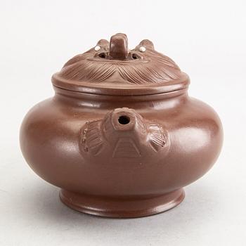 TEKANNOR 6 st Kina 1900-tal delvis glaserat lergods.