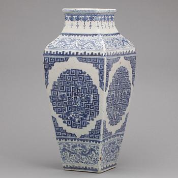 VAS, porslin, Kina, 1800/1900-tal.
