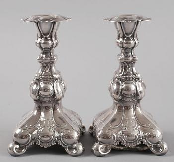 LJUSSTAKAR, ett par. Barockstil, silver, GAB, Stockholm 1961.