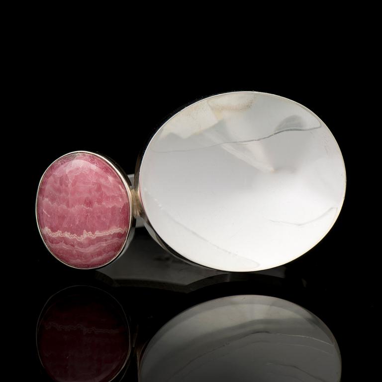 A BRACELET, cabochon cut rhodochrosite, silver. Kaunis Koru, 1972.