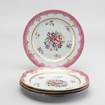 A set of 1+1+2 Chinese Qianlong porcelain plates.