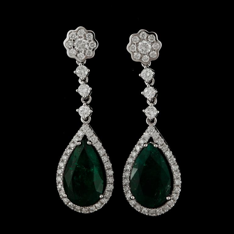 ÖRHÄNGEN, ett par,18k vitguld med droppformad smaragd tot ca 3,94ct enl uppgift o briljantslipade diamanter tot ca1ct.