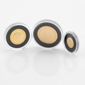 Guldmynt tre stycken, Sverige och Cook Island.