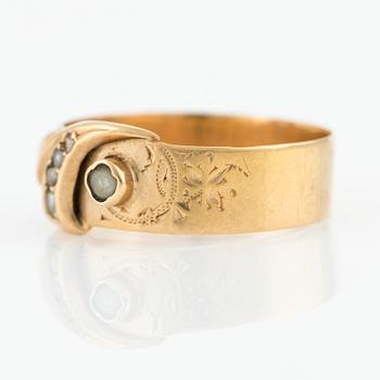 Ring, 18K gold with small pearls, Gustaf Dahlgren & Co, Malmö, year 1900.