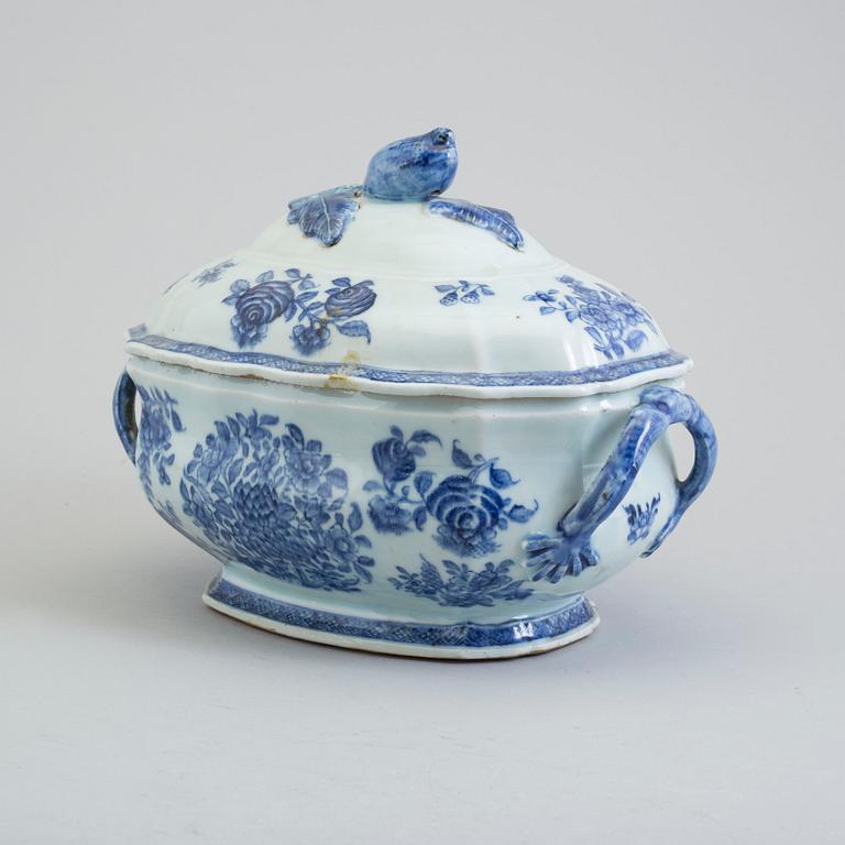 A blue and white export porcelain tureen with cover, Qing dynasty, Qianlong (1736-95).