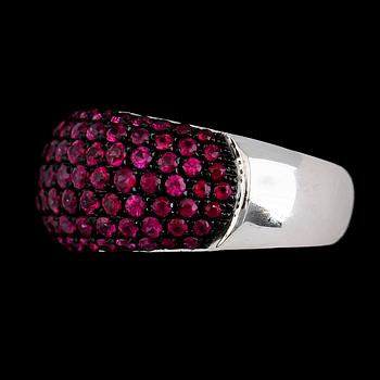 RING, 18K vitguld, rubiner tot ca 2.25 ct.