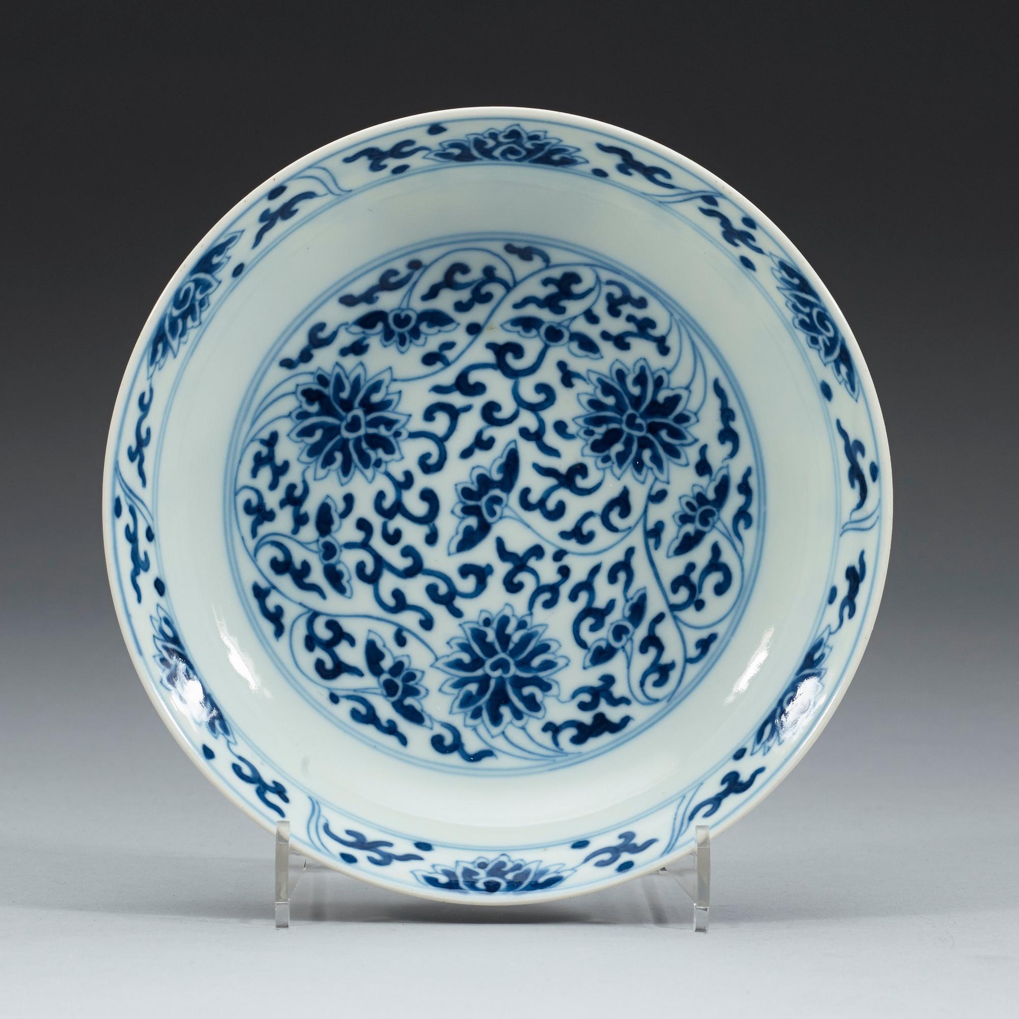 A set of blue and white lotus dishes, Qing dynasty, 19th century with Tongzhis six character mark in underglaze blue.