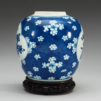 KRUKA, porslin. Qing dynastin, Kangxi (1662-1722).