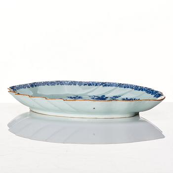 A Chinese blue and white leaf shaped dish, Qing dynasty, Qianlong (1736-1795).