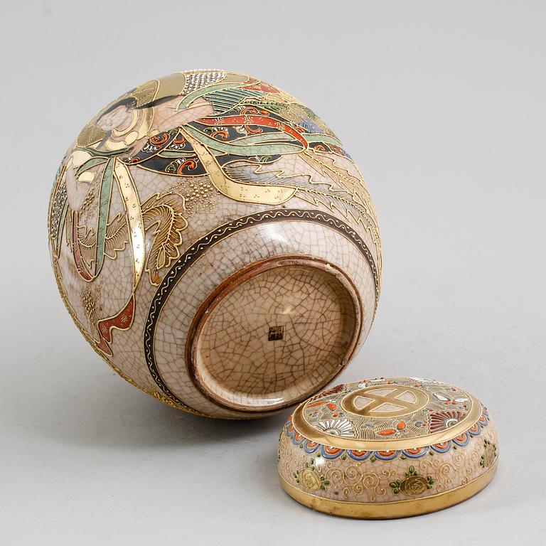 BOJAN, porslin, Satsuma, Japan, 1900-talets första hälft.