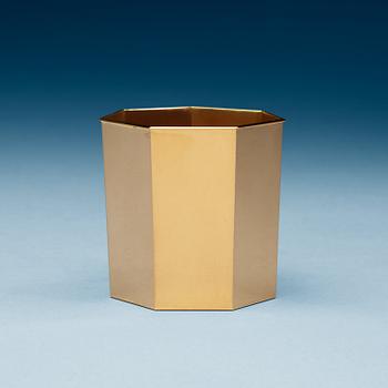 754. A Sigurd Persson heptagonal 18 carat gold vase, Stockholm 1980.